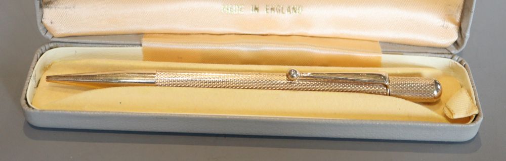 An engine turned 9ct gold cased propelling pencil, maker, S.J. Rose & Son.